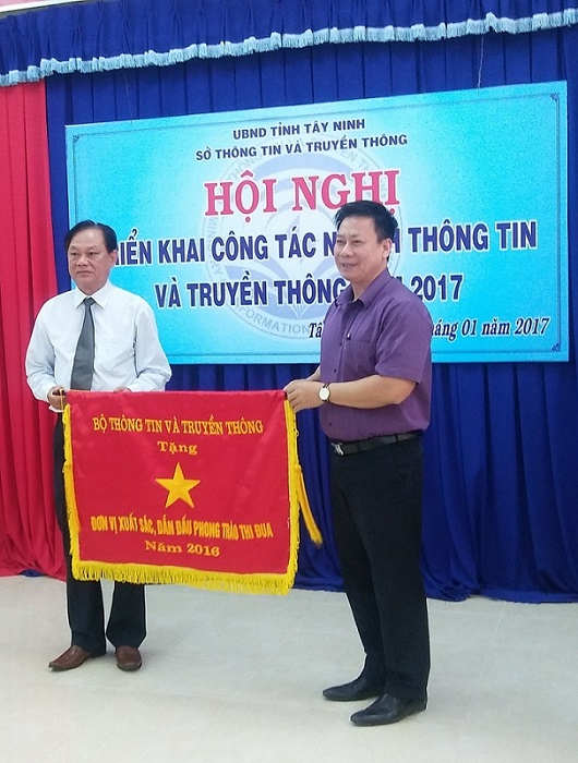 Ông Nguyễn Thanh Ngọc trao cờ thi đua cho Sở Thông tin và Truyền thông
