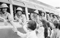 Nhân dân Campuchia tiễn các chiến sĩ Quân tình nguyện Việt Nam hoàn thành nghĩa vụ quốc tế, lên đường trở về Tổ quốc