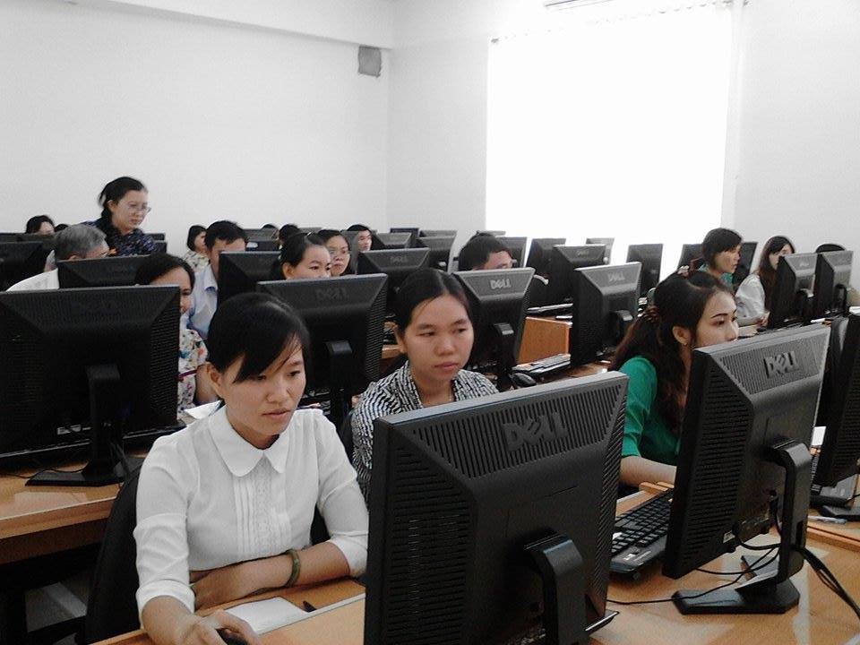 Các học viên thực hành trên máy tính