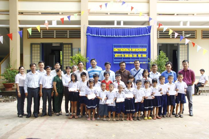 Tặng quà cho học sinh xã Long Chữ và xã Long Phước, huyện Bến Cầu 
