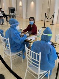 Người dân Tây Ninh lưu trú tại TP. Hồ Chí Minh trước khi về địa phương được xét nghiệm SARS-CoV-2 và tiêm vắc xin phòng Covid-19 miễn phí