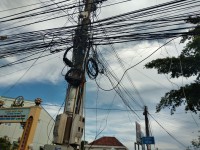 Tình trạng day điện, cáp viễn thông chằng chịt đầu hẻm số 105 Cách Mạng Tháng Tám, khu phố Ninh Phước, phường Ninh Thạnh, TP. Tây Ninh