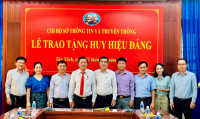 Lễ trao tặng Huy hiệu 30 năm tuổi Đảng cho đảng viên thuộc Sở Thông tin và Truyền thông tỉnh Tây Ninh