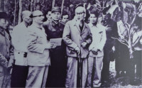 Hàng đầu từ trái sang: Đồng chí Nguyễn Lương Bằng, Tướng Phạm Kiệt và Chủ tịch Hồ Chí Minh. Ảnh: Tư liệu