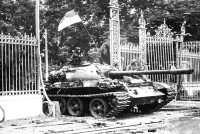 Xe tăng của Quân Giải phóng húc đổ cánh cổng tiến vào Dinh Độc Lập trưa ngày 30/4 (Ảnh tư liệu)