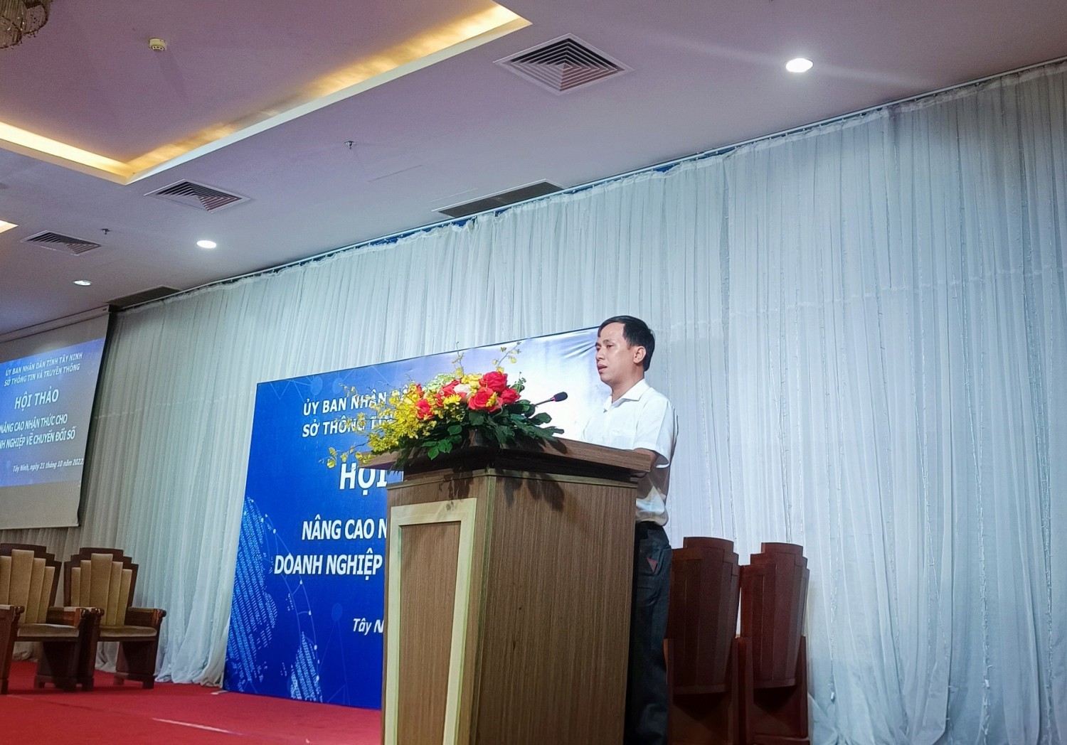 Ông Nguyễn Trung Hiếu, Phó Giám đốc Sở Thông tin và Truyền thông phát biểu tại hội thảo.